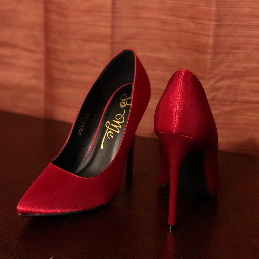 Red heels from fashion nova size 7 pointed pumps